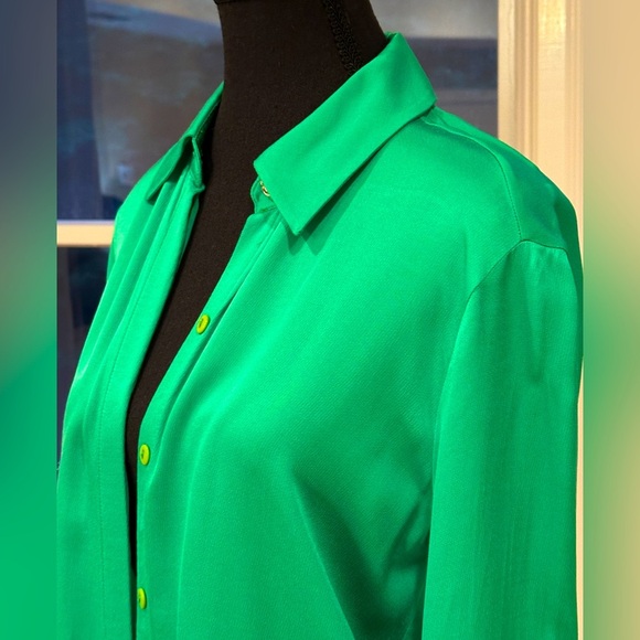 Striking shiny green viscose shirt top shirt blouse Dubai Mall brand. Size XS - Picture 11 of 13